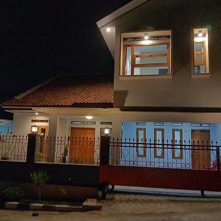 Guesthouse - Lubna Homestay Kuningan Exterior foto